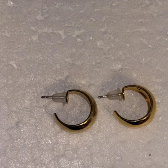 Monet Gold Tone Chunky Hoop Earrings Classy Modest Old Money 1/2" - Picture 4 of 5